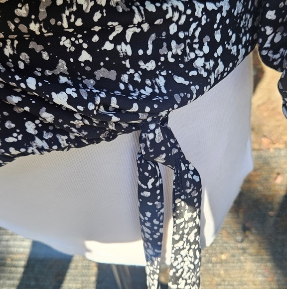 Express Off Shoulder/ Convertible Black White Ruffled Blouse w Tie Front Wmn's M - Picture 4 of 6